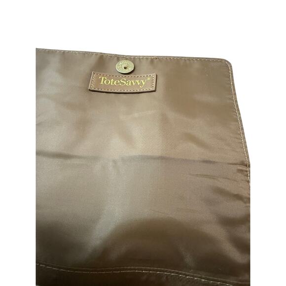 Tote Savvy Change Bag in Fawn. Crossbody with Stripe Strap.
changing pad - Picture 4 of 8